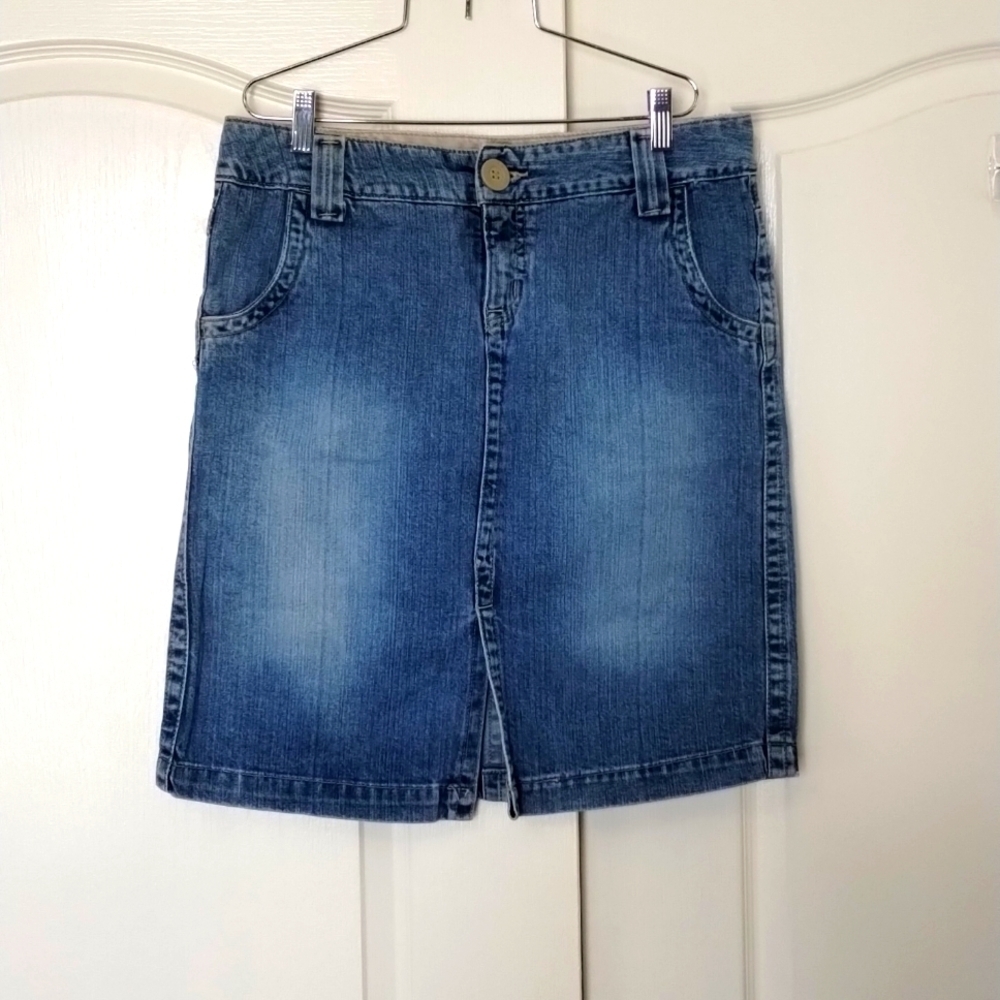 Hydraulic size 9/10 jean mini skirt 20.5" long medium wash with button back